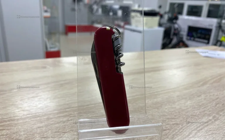 Victorinox Waiter red