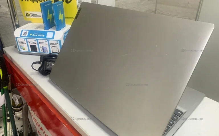 Ноутбук  Lenovo AMD 3020e with Radeon graphics