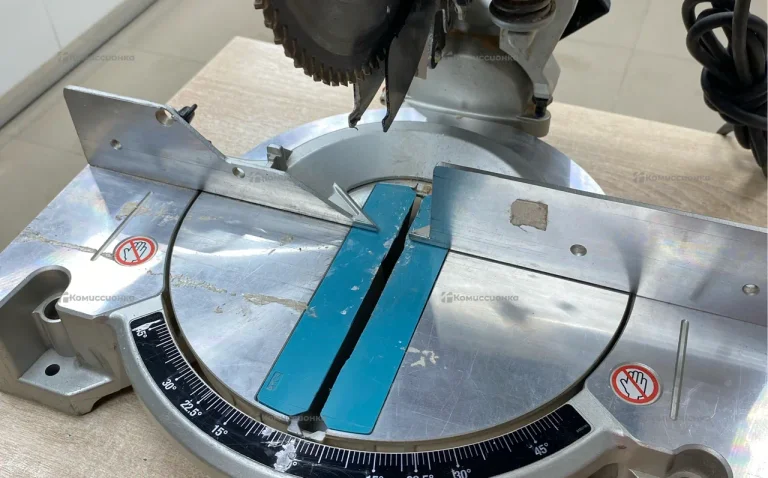 Торцовочная пила Makita LH1040