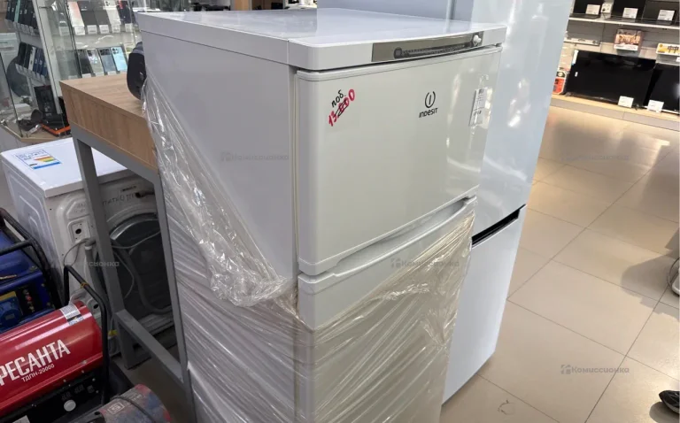 Холодильник Indesit ST145.028