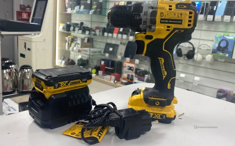 Шуруповерт Dewalt DCD701