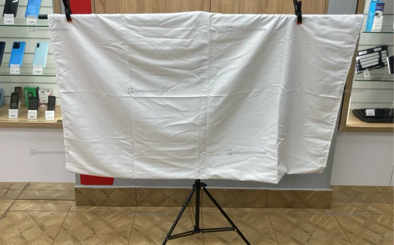 Белый фон и T образная стойка