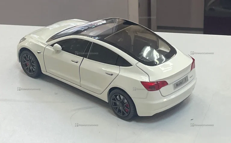 Калекционая машинка TESLa modal 3
