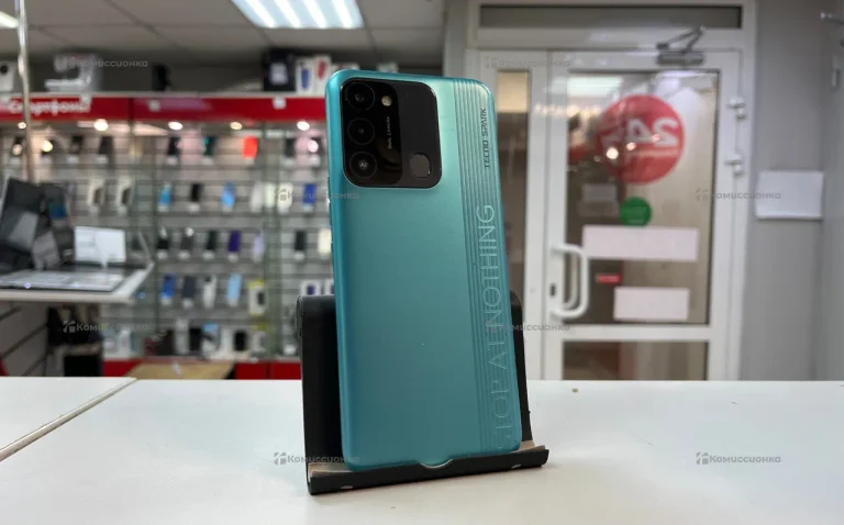 Телефон Tecno Spark 8C 4/64 ГБ