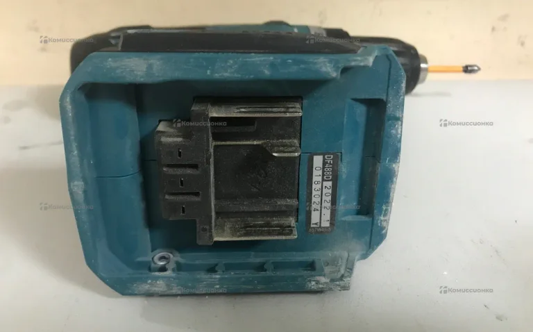 Шуруповерт Makita DF488DWE