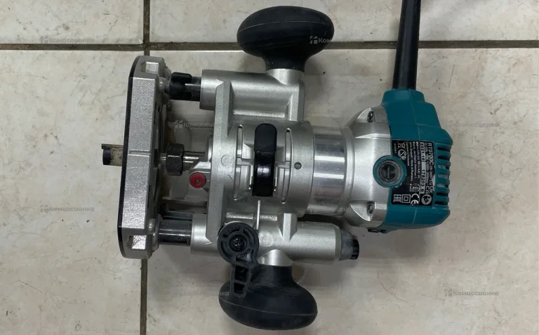 Фрезер Makita RT0700C