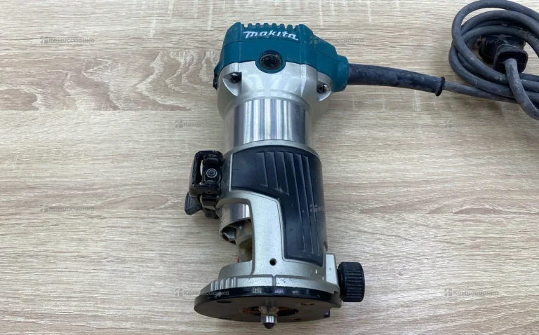 Фрезер Makita RT0700C