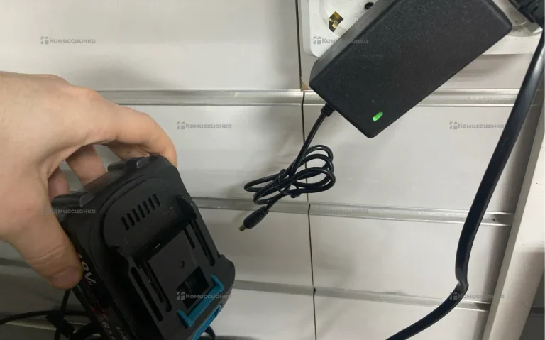 зарядное устройство и 4 АКБ для шуруповертов