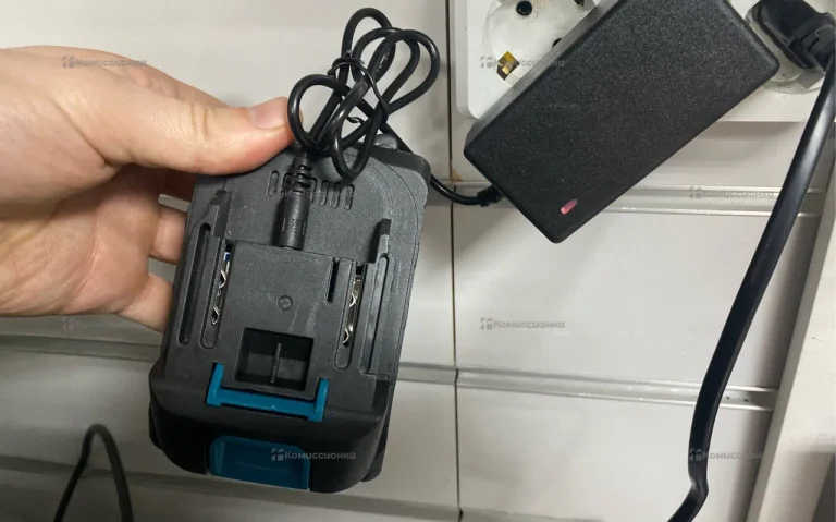 зарядное устройство и 4 АКБ для шуруповертов