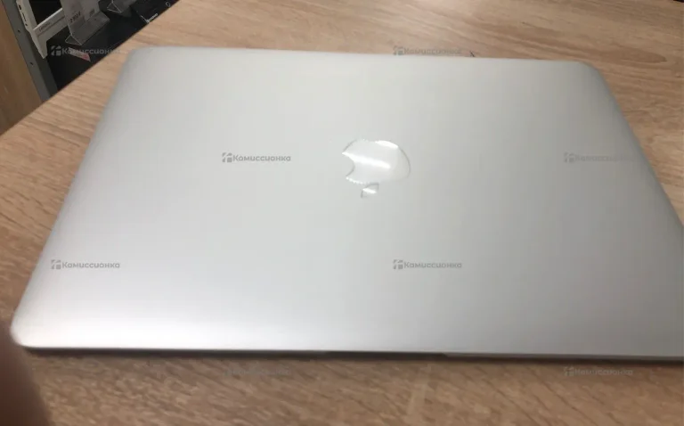 L Apple MacBook air 2013