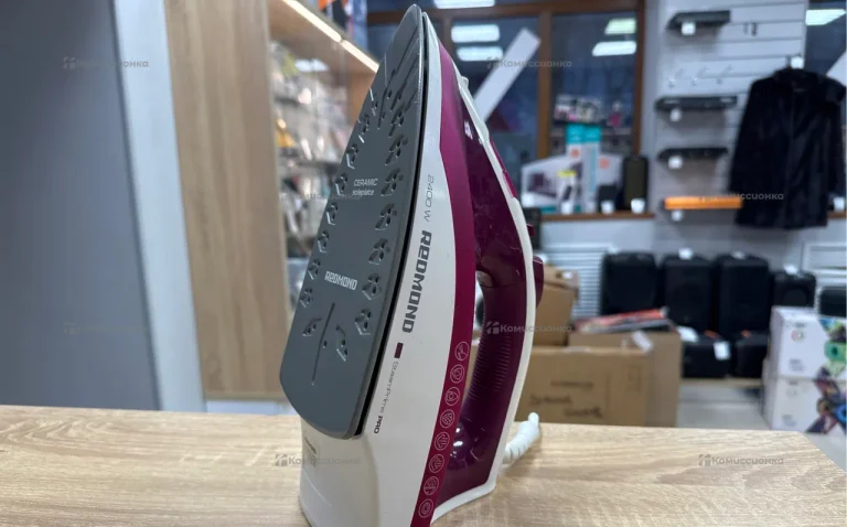 Утюг REDMOND RI-C262