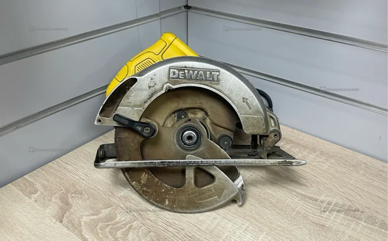 Циркулярная пила DeWALT DWE 560