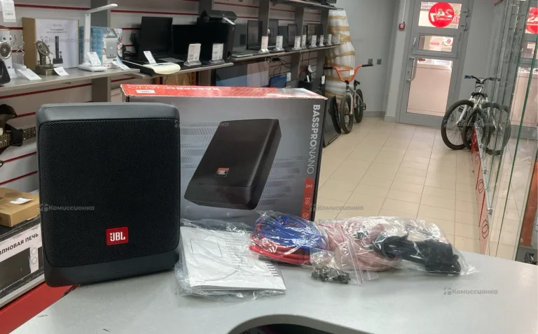 Автомобильный сабвуфер JBL BassPro Nano
