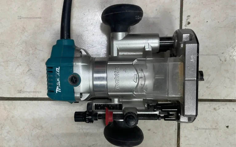 Фрезер Makita RT0700C