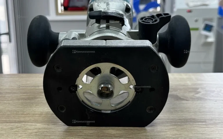 Фрезер Makita RT0700C