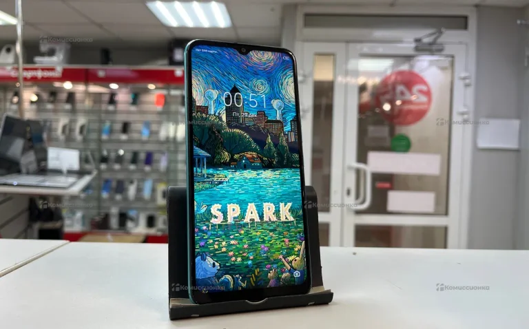 Телефон Tecno Spark 8C 4/64 ГБ