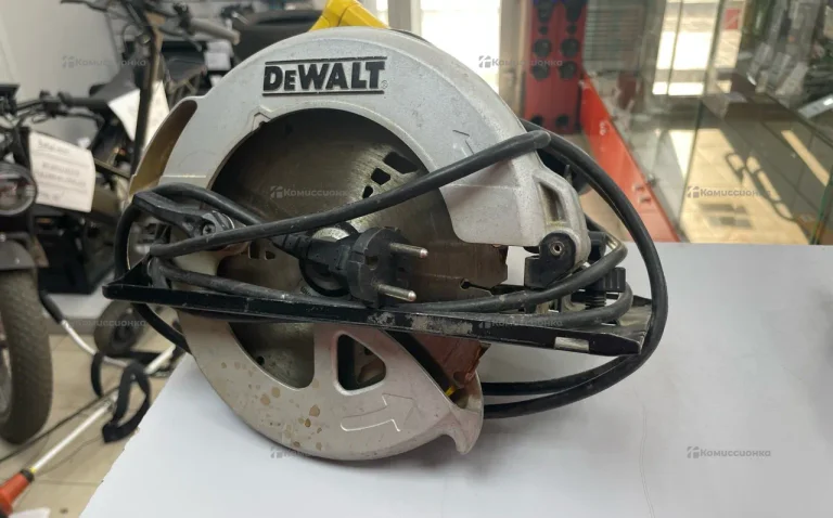 Циркулярная пила Dewalt DWE 560
