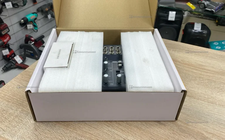 Микшерный пульт Behringer xenyx 502S