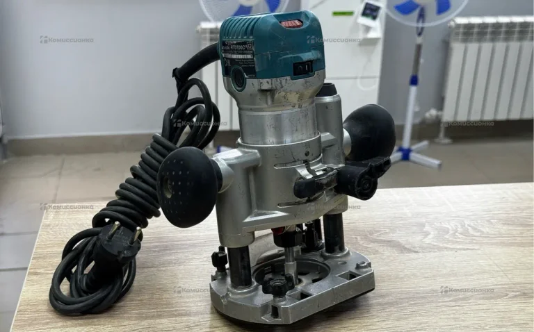 Фрезер Makita RT0700C