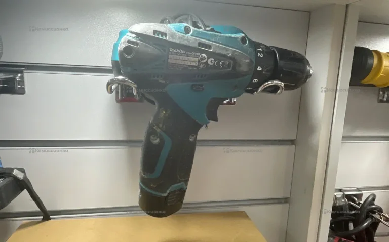 Шуруповерт Makita DF330DWE