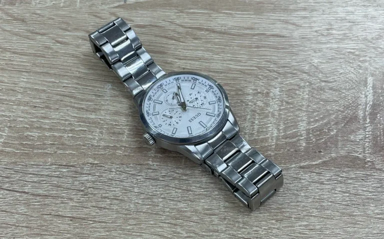 Часы  Guess