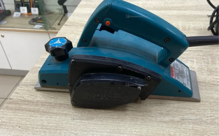 Электрорубанок Makita 1902
