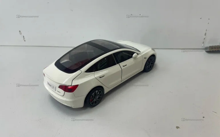Машинка model 3 серая