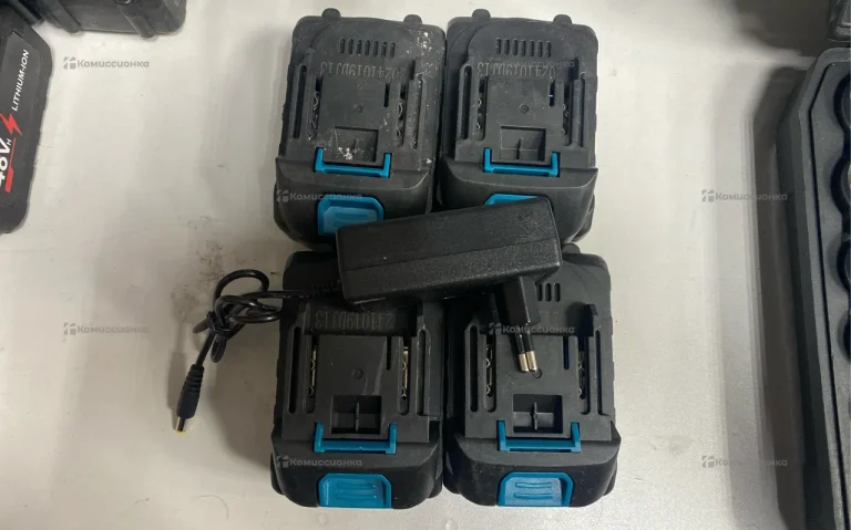 зарядное устройство и 4 АКБ для шуруповертов