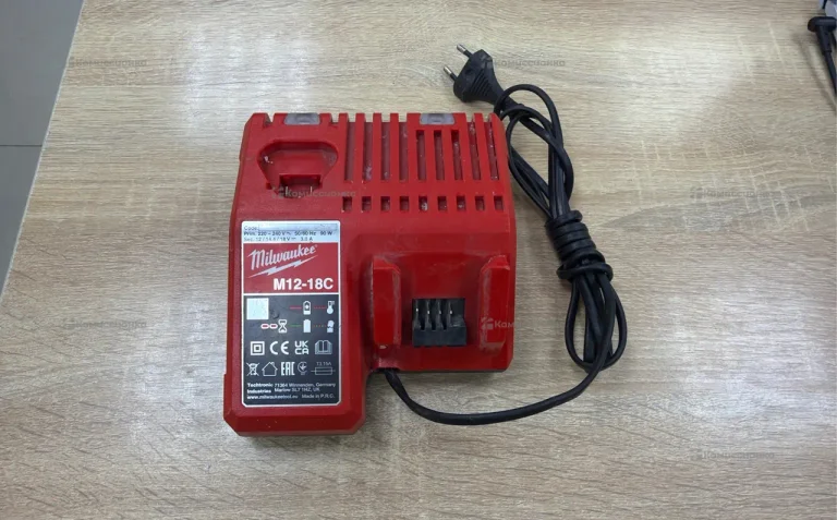Зарядное устройство Milwaukee m12-18c