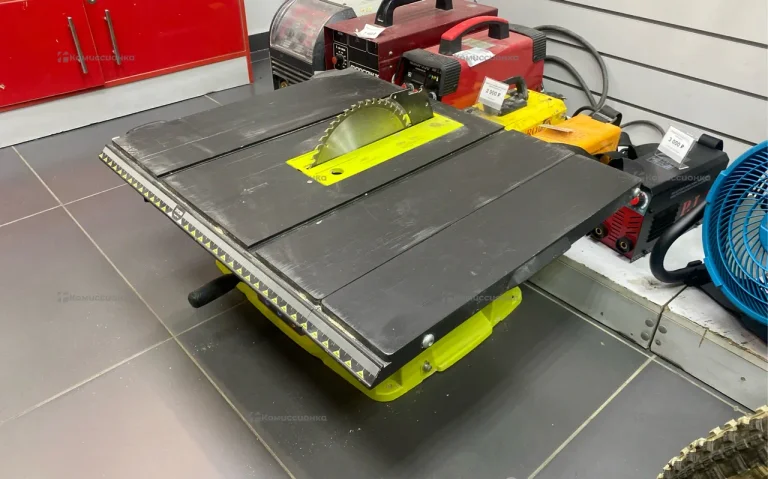 Распиловочный станок Ryobi RTS1800EF