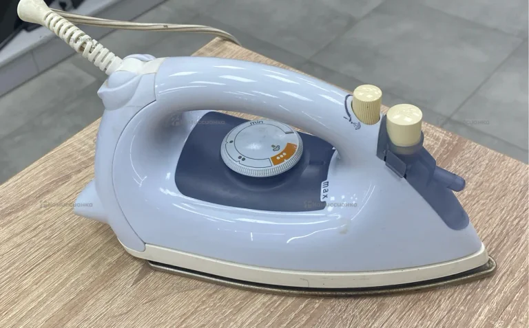 Утюг белый