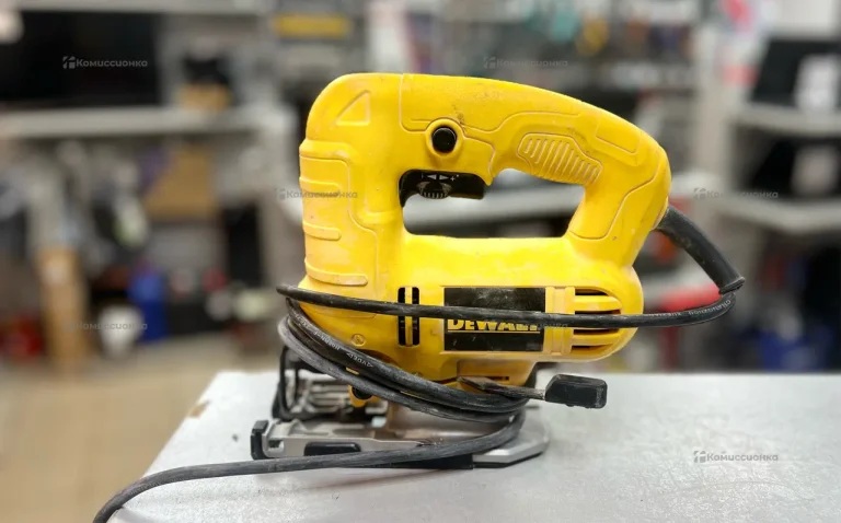 Лобзик Dewalt DWE249-KS
