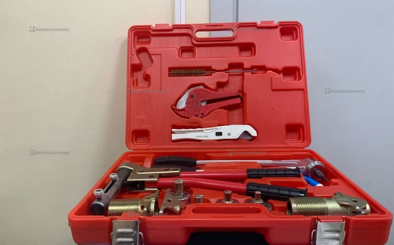 Ручной инструмент для прессовки труб Рехау