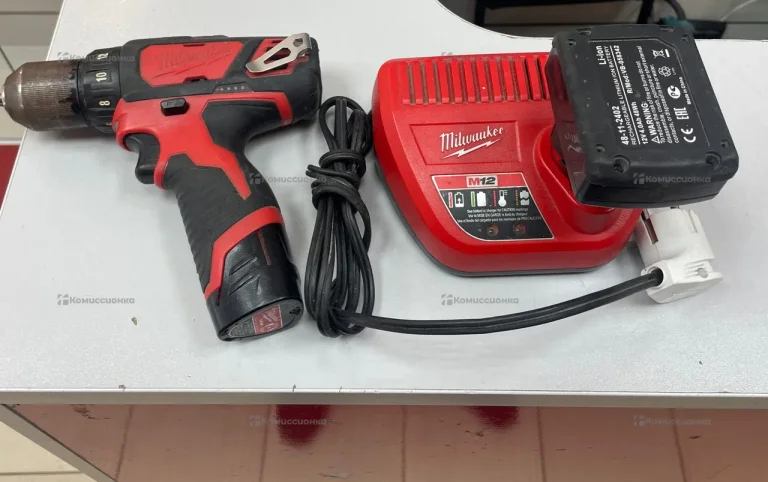 Дрель-шуруповерт Milwaukee drill drive