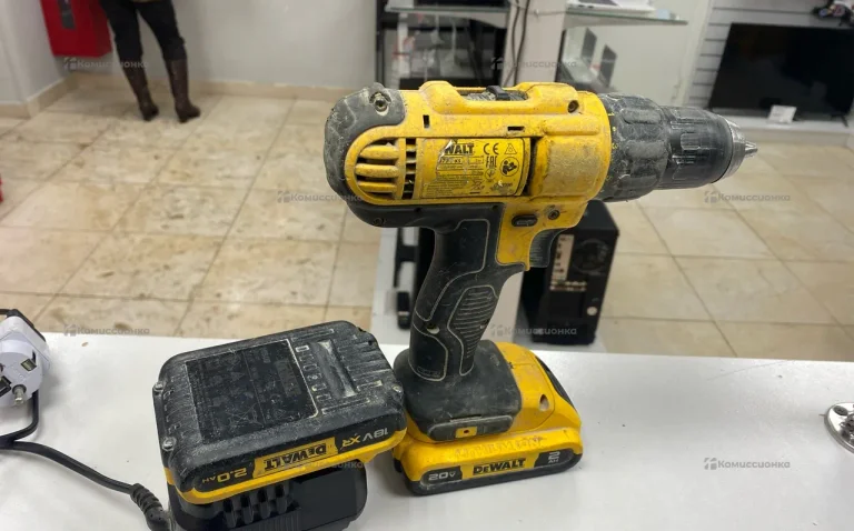 Шуруповерт Dewalt DCD777P1