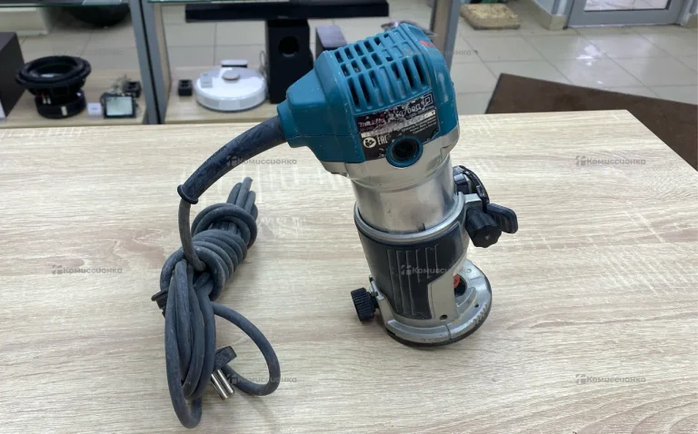 Фрезер Makita RT0700C