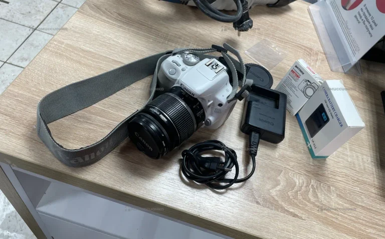 Фотоаппарат  Canon EOS 100D с объективом