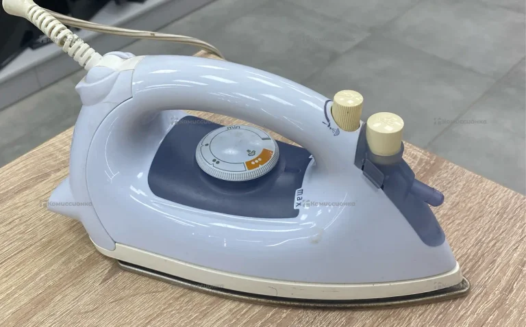 Утюг белый