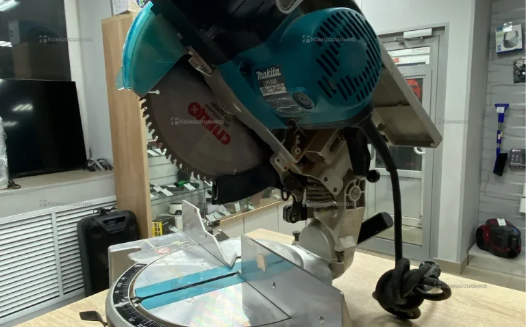 Торцовочная пила Makita LH1040