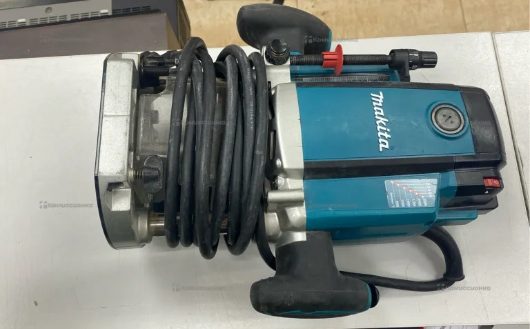 Фрезер Makita RP2302FC