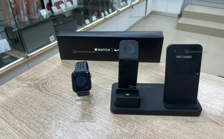 Часы Apple Watch SE 44mm Nike