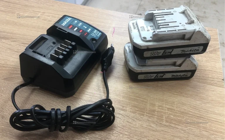 Makita 2 АКБ 18v Li-Ion + З/У