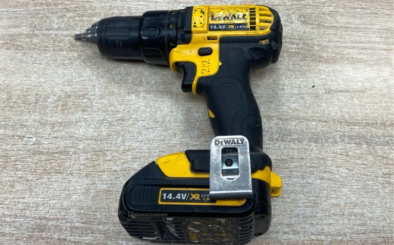 Шуруповерт Dewalt DCD703