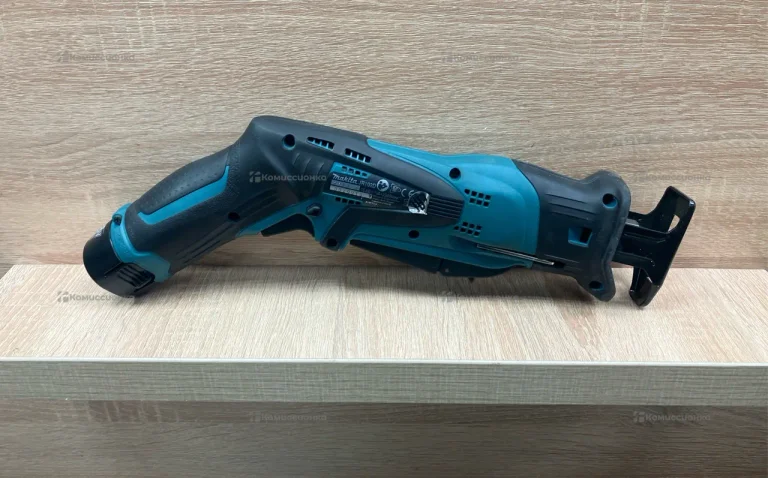 Аккумуляторная сабельная пила Makita JR102D