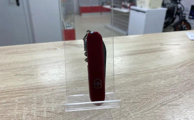 Victorinox Waiter red