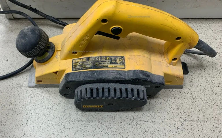 Электрорубанок Dewalt DW 680
