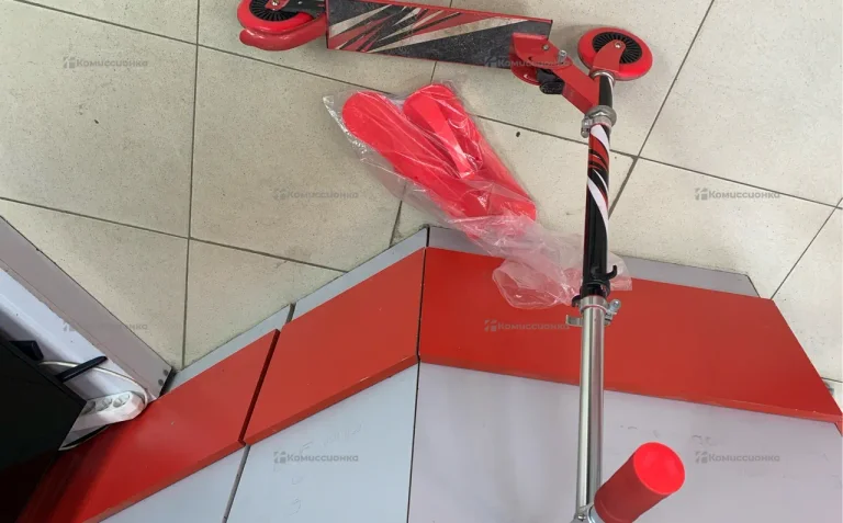 Самокат красный