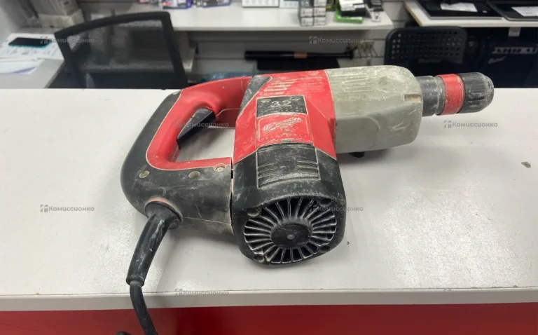 Перфоратор Milwaukee PLH 28 XE